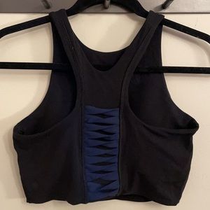 Athleta Salutation crop top Small